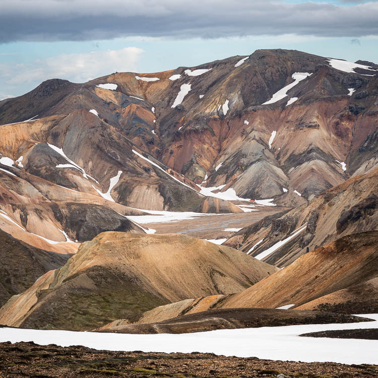 Les montagnes de rhyolite de Landmannalaugar, ocre et rouge sous les névés