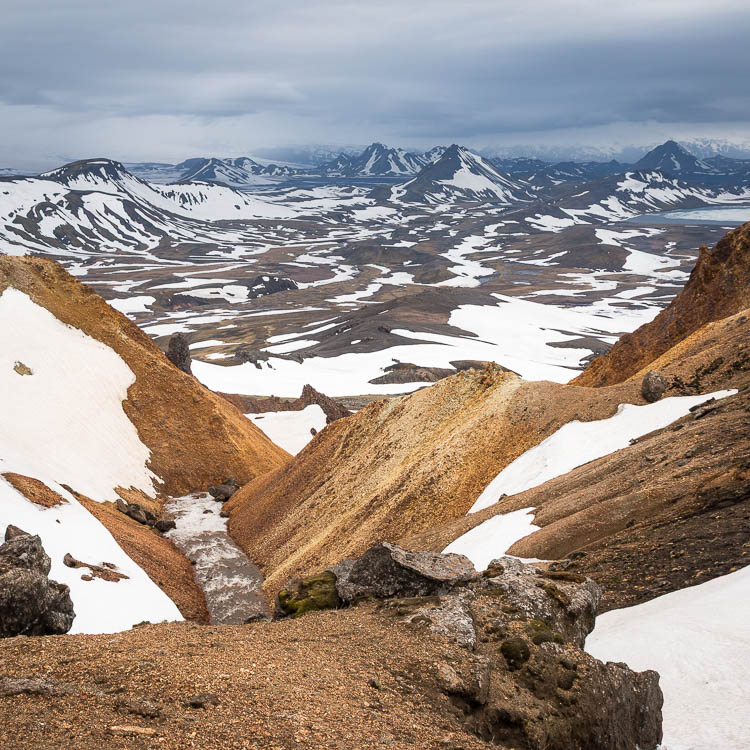 Vue plongeante depuis un col sur les plateaux enneigés des hautes terres