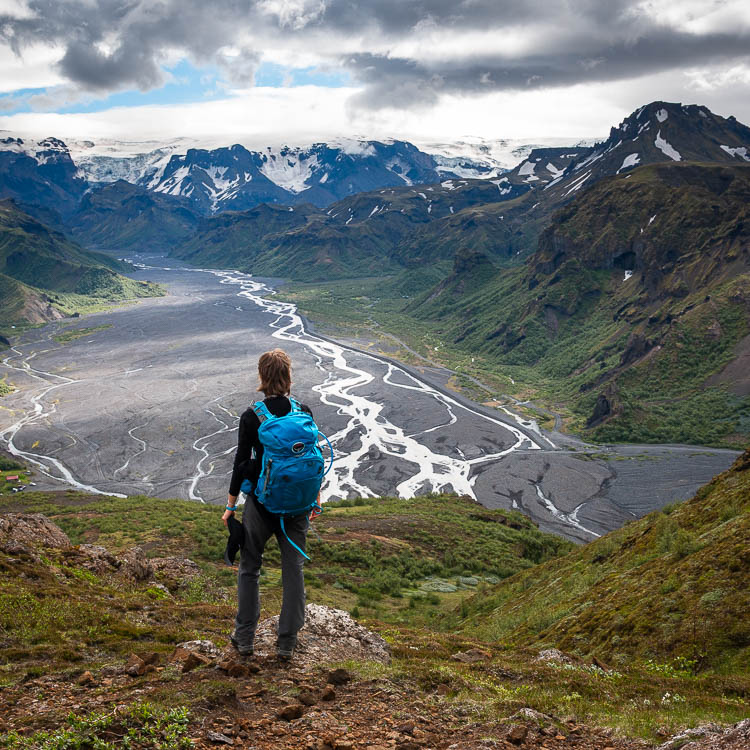 Randonneuse dominant la vallée de Þórsmörk, ses rivières tressées et ses glaciers