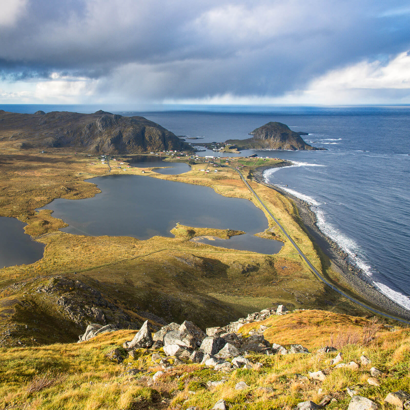 Lacs et village de pêcheurs au bord de l'océan, vus depuis un sommet, Vesterålen, Norvège