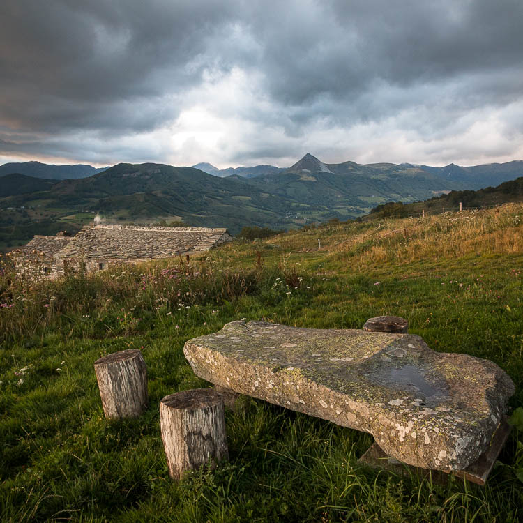 Table de pierre devant le buron, le Puy Griou se détachant à l'horizon