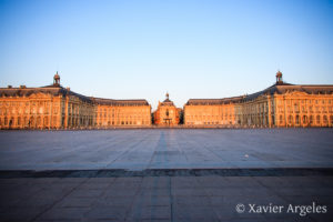 Place de la Bourse et Miroir d'eau à Bordeaux au soleil levant