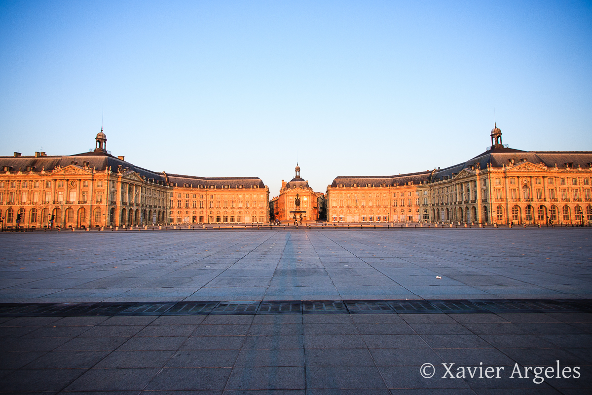 Place de la Bourse et Miroir d'eau à Bordeaux au soleil levant